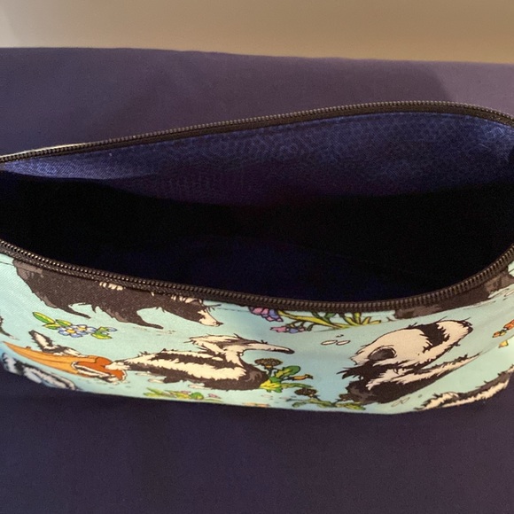 Skunk themed makeup up bag - Picture 2 of 3